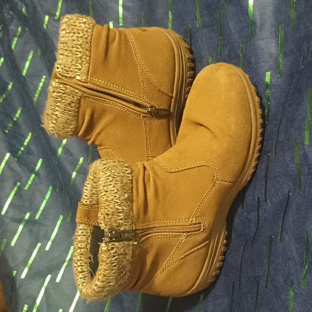 #9.  KHOMBU Boots